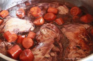 Coq au Vin con cebollas glaseadas
