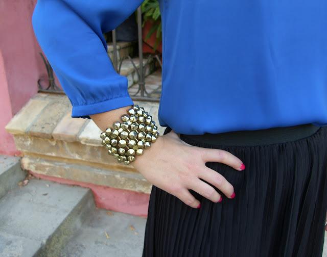 PLEATED SKIRT ON STAIRS