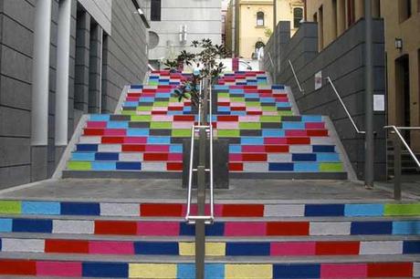 yarn bombing escaleras forradas con ganchillo