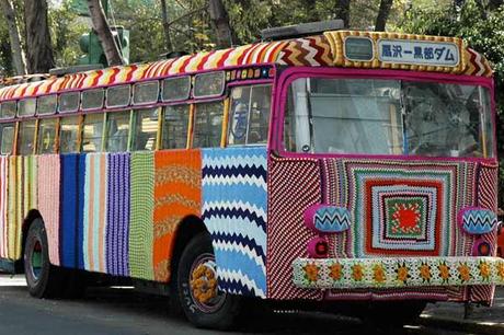 yarn bombing autobús forrado de ganchillo