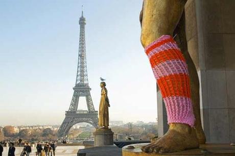 yarn bombing calcetines de lana en estatua 