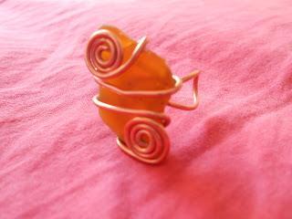 Anillos elaborados con los cristales encontrados como desechos en el Mar