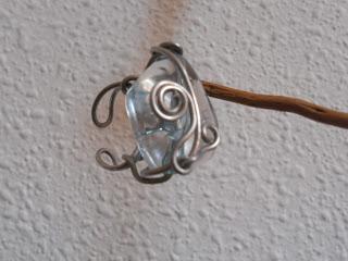 Anillos elaborados con los cristales encontrados como desechos en el Mar