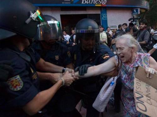 la policía actuando contra una violenta sospechosa de terrorismo