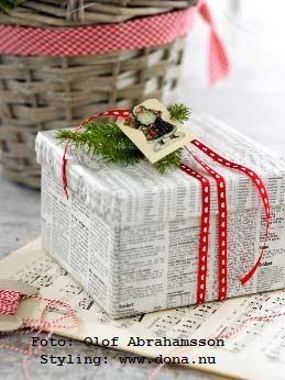 Envolver regalos con papel de periodico