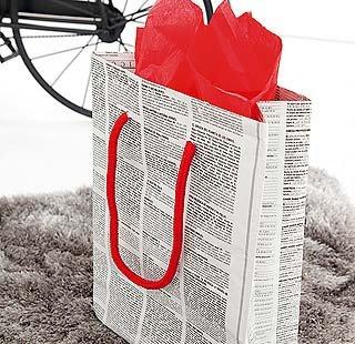 Envolver regalos con papel de periodico