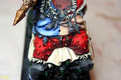 Pintura final de las tachuelas en los pantalones de Grasientus Dientetoro