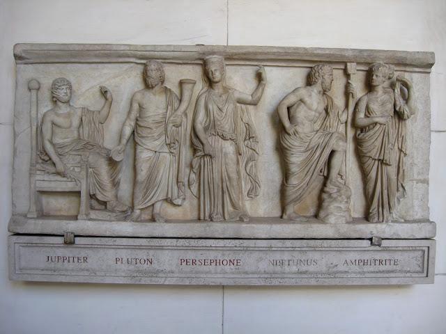 DE PROPORCIONES DIVINAS, HEROICAS Y HUMANAS.