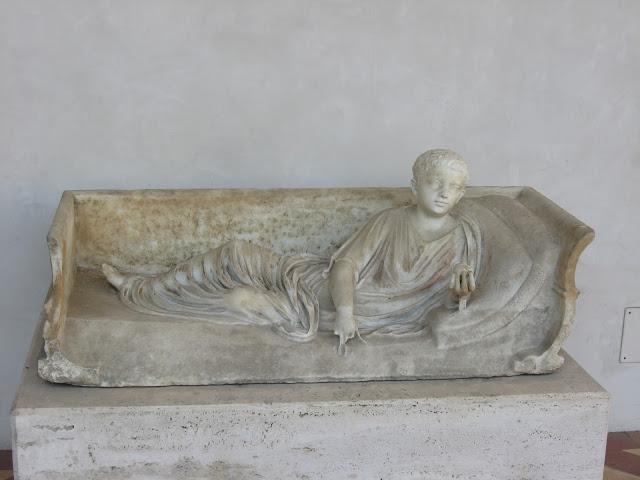 DE PROPORCIONES DIVINAS, HEROICAS Y HUMANAS.