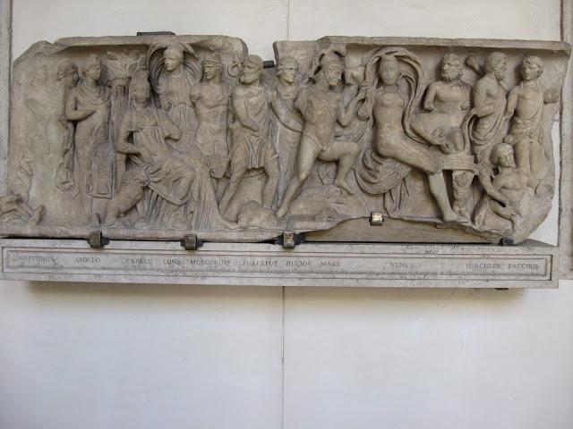 DE PROPORCIONES DIVINAS, HEROICAS Y HUMANAS.