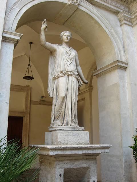 DE PROPORCIONES DIVINAS, HEROICAS Y HUMANAS.