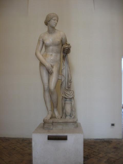 DE PROPORCIONES DIVINAS, HEROICAS Y HUMANAS.