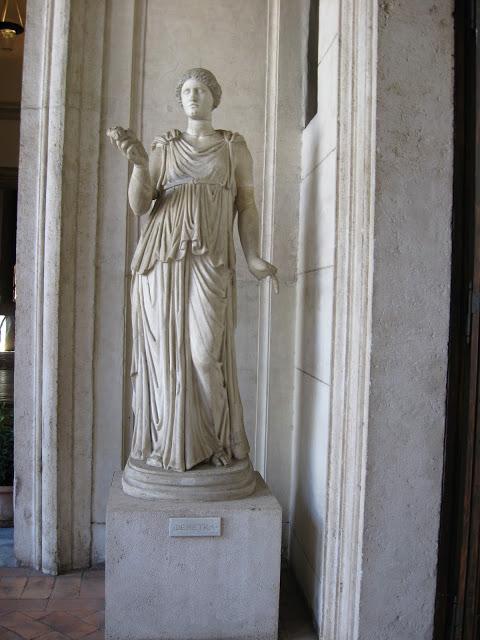 DE PROPORCIONES DIVINAS, HEROICAS Y HUMANAS.