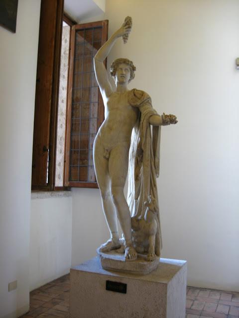 DE PROPORCIONES DIVINAS, HEROICAS Y HUMANAS.