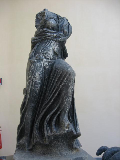 DE PROPORCIONES DIVINAS, HEROICAS Y HUMANAS.