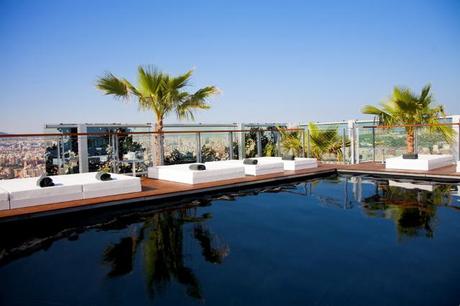 Piscina Exterior a nivel de la Planta 27 del Renaissance Barcelona Fira Hotel - Foto Cortesía HC Fira (Prensa)