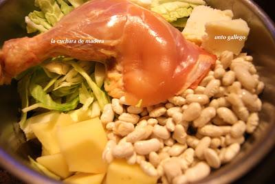 POTAJE DE JUDIAS BLANCAS CON COL Y UNTO GALLEGO