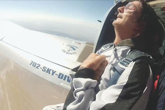 La aventura de Ricardo Arjona: saltó en paracaídas en Estados Unidos (+fotos y video)