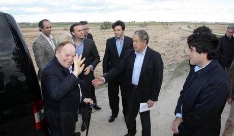Sheldon Adelson Adelson, durante una visita a los terrenos que Alcorcón le ofrece para levantar su proyecto. (COMUNIDAD DE MADRID) 20minutos.es