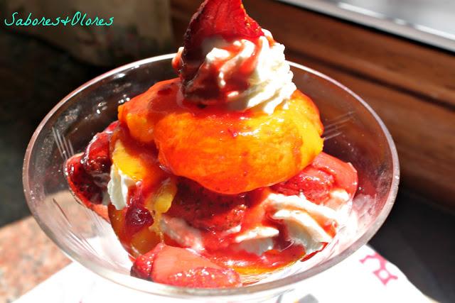 MELOCOTONES ASADOS RELLENOS DE NATA Y FRESAS ASADAS