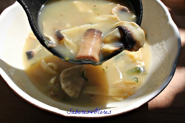 SOPA DE CHAMPIÑONES  CON PASTA FRESCA