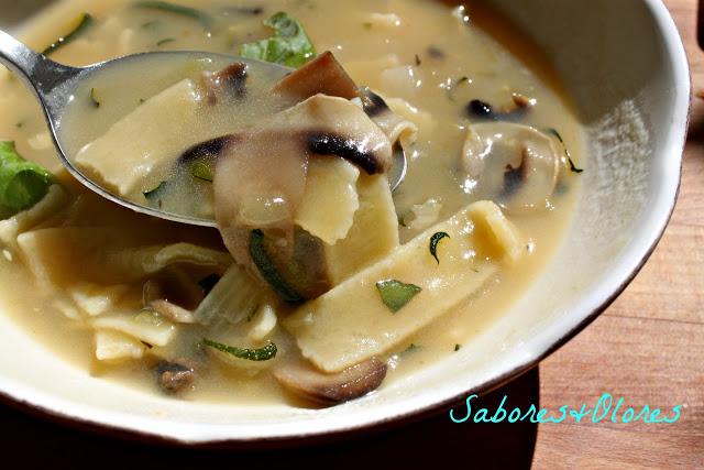 SOPA DE CHAMPIÑONES  CON PASTA FRESCA