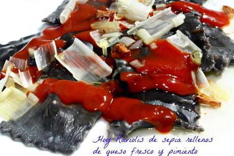 RAVIOLIS NEGROS  RELLENOS DE QUESO Y CHUTNEY DE PIMIENTO