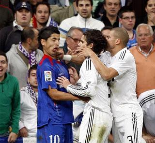 COMO SALVAR A UN CRIMINAL SACRIFICANDO A UN HEROE