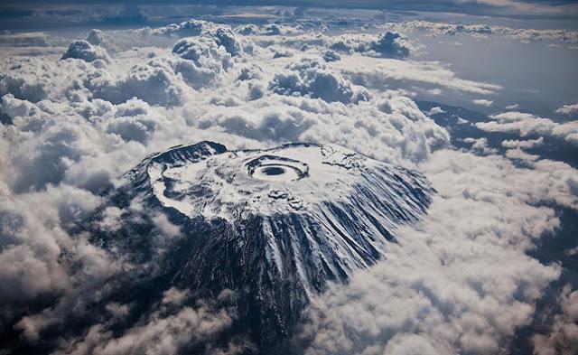 La cumbre del Kilimanjaro vista desde 6.100 metros de altitud