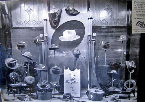 Escaparate de Sombrerería y Complementos