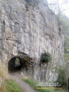 Video, fotos y mapa Desfiladero las Xanas: Tunel sobre roca