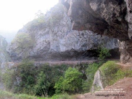 Video, fotos y mapa Desfiladero las Xanas: Paseo excavado sobre roca