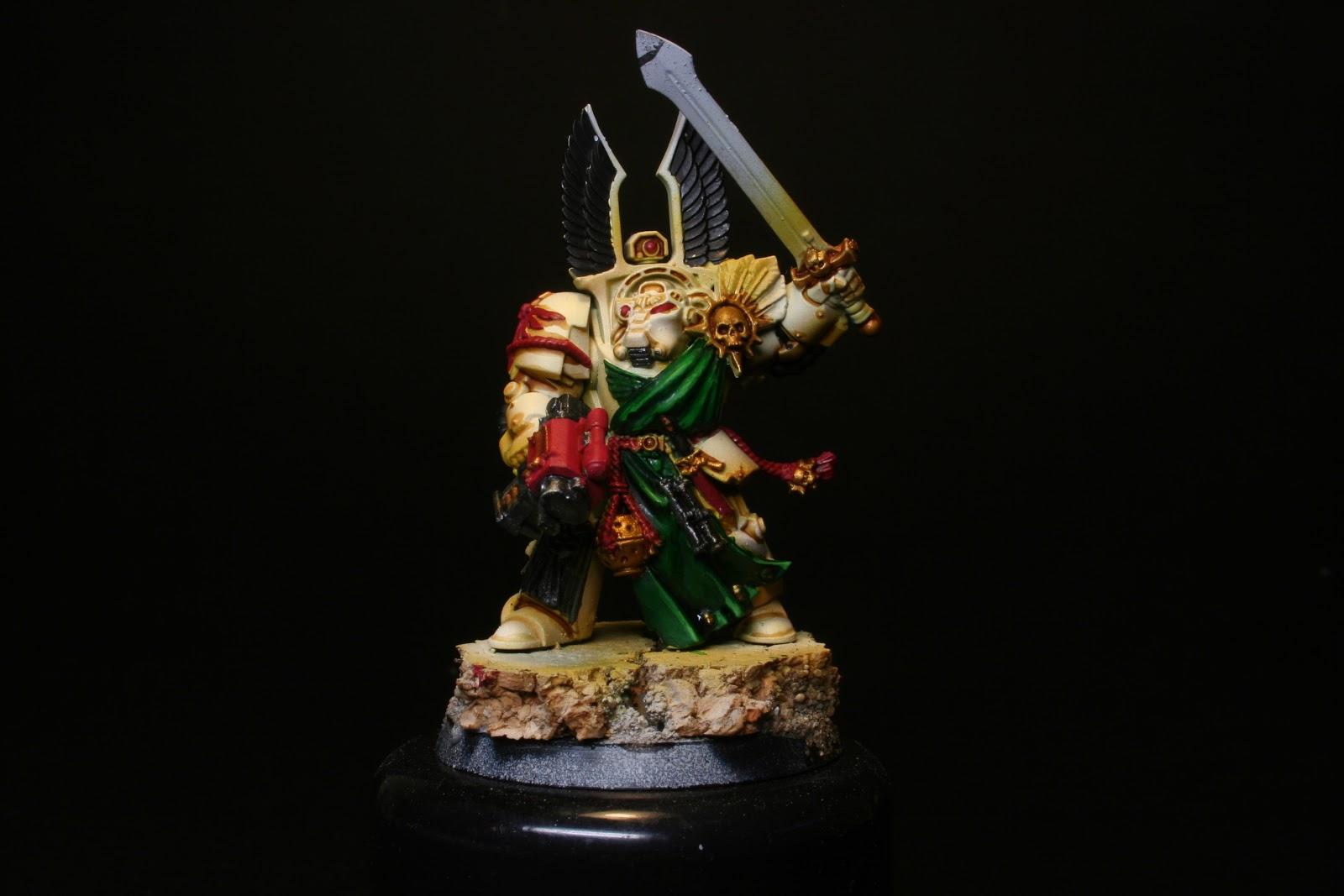 Sombras en los metalizados plateados en los exterminador de los Ángeles Oscuros de la caja de Warhammer: Venganza Oscura