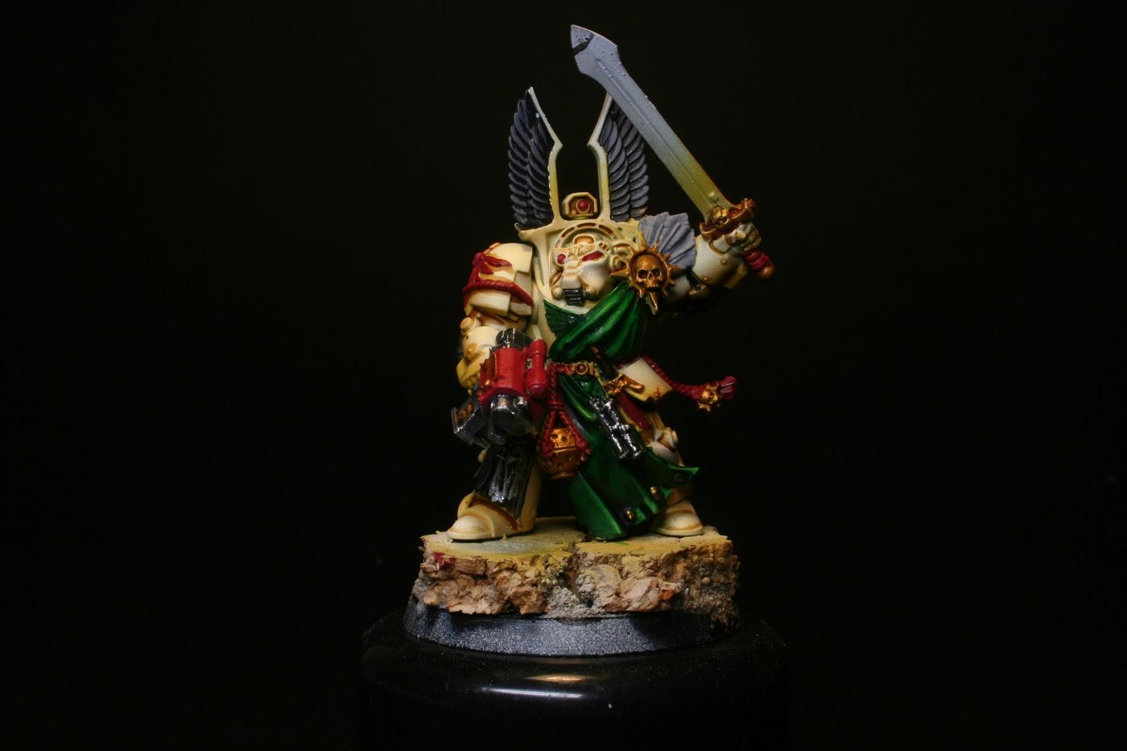 Gris en las plumas y luces en los plateados en los exterminador de los Ángeles Oscuros de la caja de Warhammer: Venganza Oscura