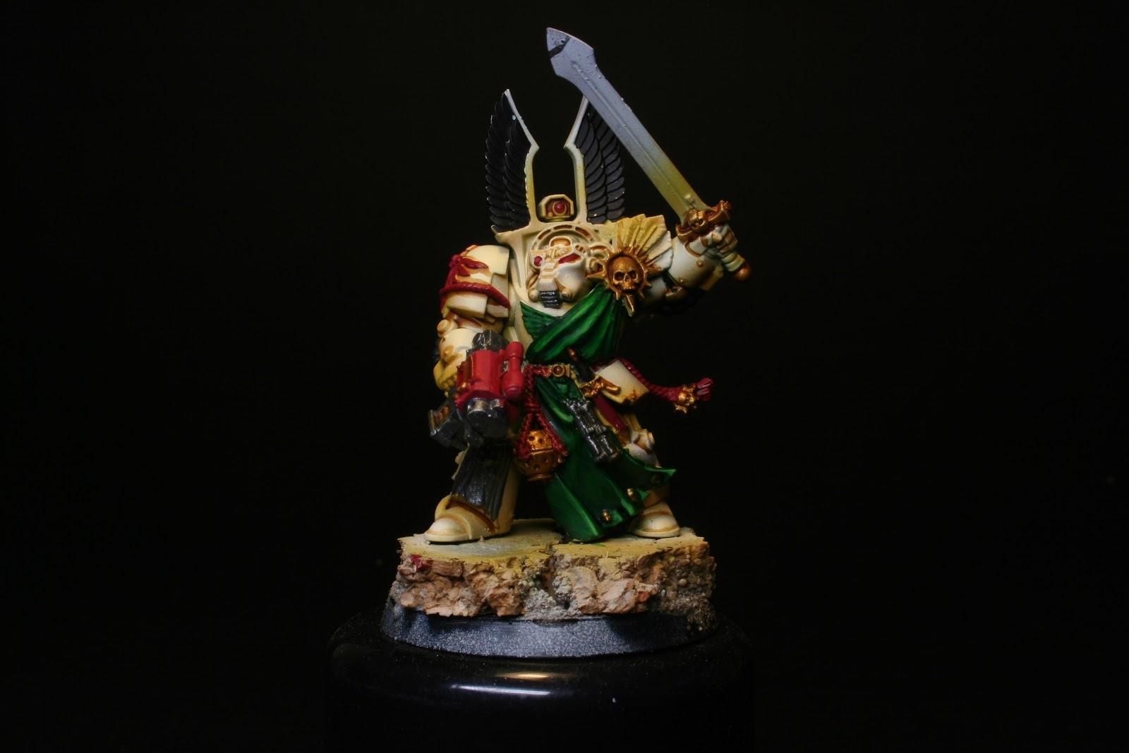 Luces en los verdes y oquedades de la armadura en los exterminador de los Ángeles Oscuros de la caja de Warhammer: Venganza Oscura