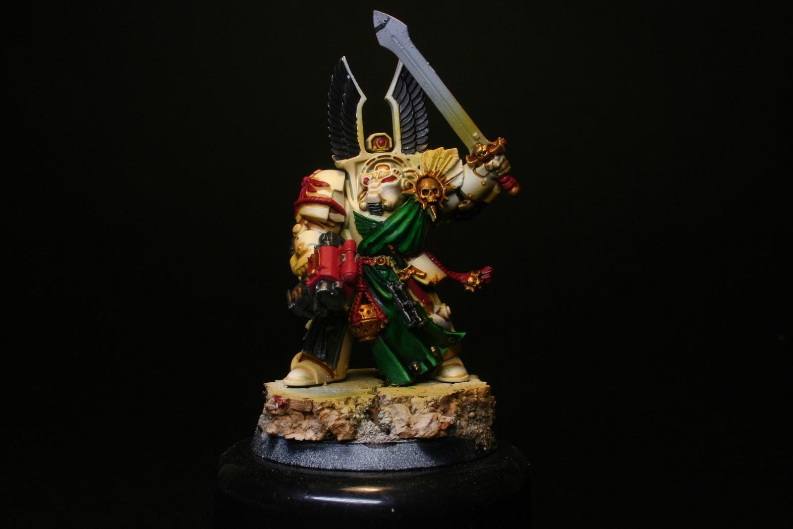 Mechrite Red en la empuñadura en los exterminador de los Ángeles Oscuros de la caja de Warhammer: Venganza Oscura