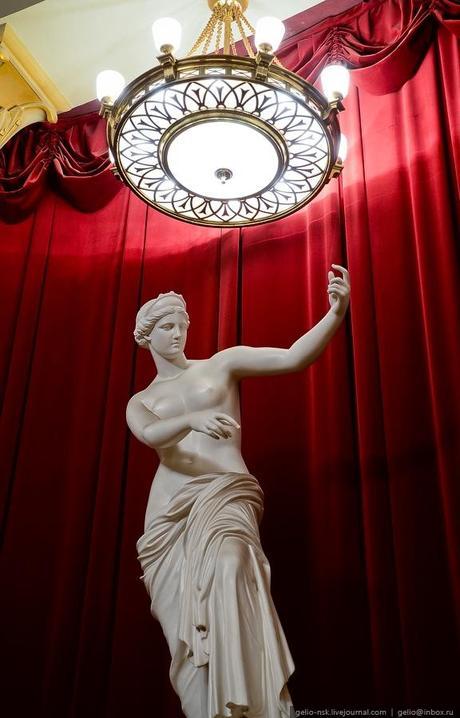 En las entrañas del Teatro Estatal de Novosibirsk