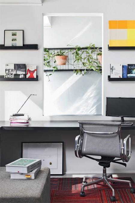 sillas eames negro muebles sillas de nogal estilo nórdico estilo escandinavo estantería reciclada amarilla estampados de rayas blancas y negra decoración diseño de interiores Decoración vibrante decoración nórdica en colores oscuros decoración moderna decoración escandinava decoración en São Paulo Brasil decoración en neutros con toques de color decoración de interiores decoración de diseño deco blogger cálida y aireada blog estilo nórdico blog deco blog de interiorismo blog de decoración 