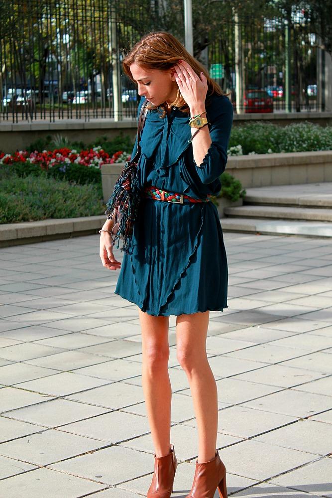 vestido, botin y shopping bag
