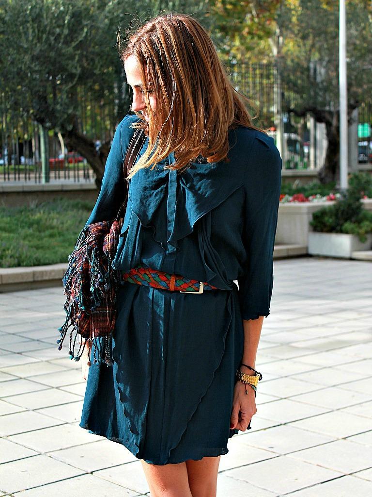 vestido, botin y shopping bag