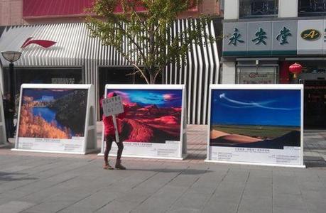 Una mujer protesta en las calles de Beijing pues el marido no le quiere comprar un iPhone 5 #WTF