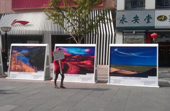 Una mujer protesta en las calles de Beijing pues el marido no le quiere comprar un iPhone 5 #WTF