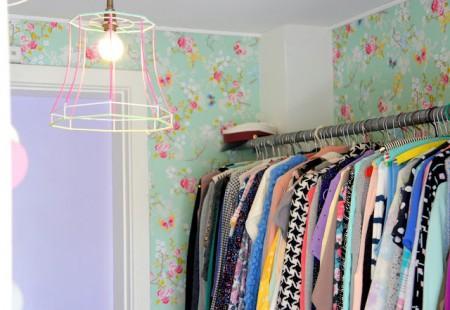 walking closet decoración muchos colores en el hogar estilo nórdico estilo escandinavo estampados colores pastel diseño pisos pequeños diseño de interiores decoración pisos pequeños decoración nórdica decoración femenina decoración escandinava decoración en colores pastel decoración en blanco decoración divertida decoración de interiores decoración con ganchillo decoración con artículos cerámica colores deco blogger cojines estampados color pastel cojines de colores blog interiorismo blog interiores nórdicos blog decoración nórdica blog deco 