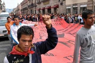 Marchan normalistas en Morelia para exigir libertad de 8 compañeros
