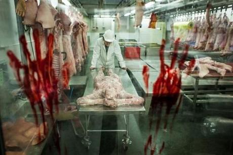 Campaña publicitaria vende carne humana para promocionar “Resident Evil 6″