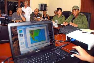 20121025063406-reunion-consejo-defensa-holguin-proximidad-huracan-sandy.jpg