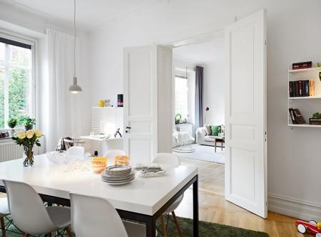 suelo de parquet de arce sillas eames blancas muebles de los 50 eames muebles de diseño moldura y rosetones en techo mesa ikea mecedora eames blanca lamparas de ikea estilo nórdico diseño de interiores decoración sueca decoración nórdica decoración escandinava decoración en blanco decoración elegante nórdica decoración de interiores decoración de dormitorios decoración de comedores decoración comedores deco blogger cocinas modernas suecas cocinas blancas chimeneas suecas con losetas labradas chimenea sueca blog interiorismo nórdico blog decoración nórdica blog deco 