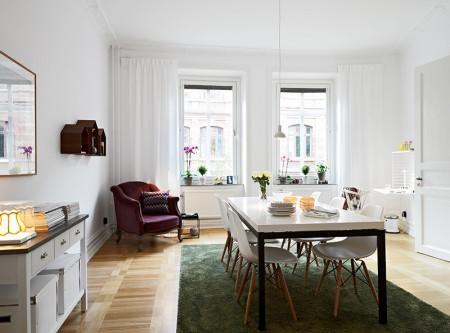 suelo de parquet de arce sillas eames blancas muebles de los 50 eames muebles de diseño moldura y rosetones en techo mesa ikea mecedora eames blanca lamparas de ikea estilo nórdico diseño de interiores decoración sueca decoración nórdica decoración escandinava decoración en blanco decoración elegante nórdica decoración de interiores decoración de dormitorios decoración de comedores decoración comedores deco blogger cocinas modernas suecas cocinas blancas chimeneas suecas con losetas labradas chimenea sueca blog interiorismo nórdico blog decoración nórdica blog deco 