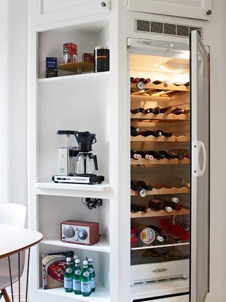 suelo de parquet de arce sillas eames blancas muebles de los 50 eames muebles de diseño moldura y rosetones en techo mesa ikea mecedora eames blanca lamparas de ikea estilo nórdico diseño de interiores decoración sueca decoración nórdica decoración escandinava decoración en blanco decoración elegante nórdica decoración de interiores decoración de dormitorios decoración de comedores decoración comedores deco blogger cocinas modernas suecas cocinas blancas chimeneas suecas con losetas labradas chimenea sueca blog interiorismo nórdico blog decoración nórdica blog deco 