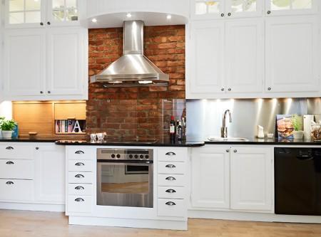 suelo de parquet de arce sillas eames blancas muebles de los 50 eames muebles de diseño moldura y rosetones en techo mesa ikea mecedora eames blanca lamparas de ikea estilo nórdico diseño de interiores decoración sueca decoración nórdica decoración escandinava decoración en blanco decoración elegante nórdica decoración de interiores decoración de dormitorios decoración de comedores decoración comedores deco blogger cocinas modernas suecas cocinas blancas chimeneas suecas con losetas labradas chimenea sueca blog interiorismo nórdico blog decoración nórdica blog deco 